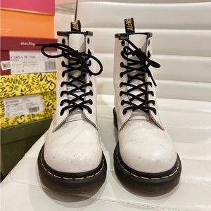🤍🖤 White Doc Martens 🤍🖤